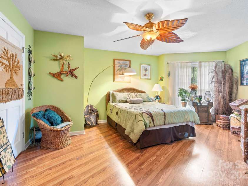 1750 5th Street Drive, Hickory, NC 28601.  MLS# CAR4285172, YatesRealty ID 29423. 