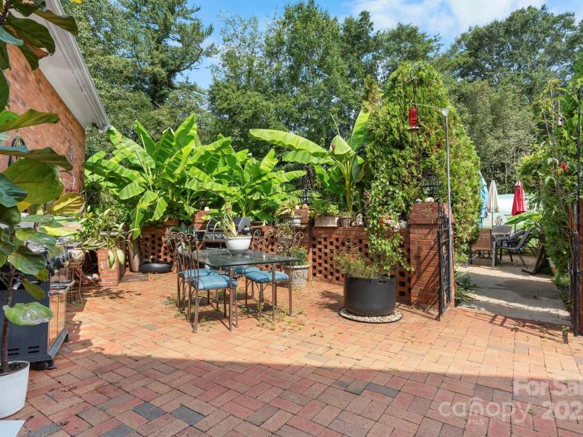 1750 5th Street Drive, Hickory, NC 28601.  MLS# CAR4285172, YatesRealty ID 29423. 