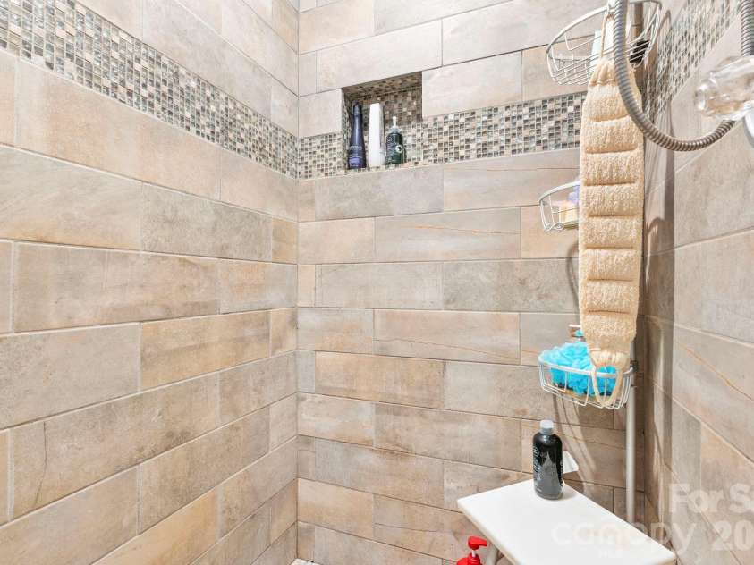 1750 5th Street Drive, Hickory, NC 28601.  MLS# CAR4315311, YatesRealty ID 29423. 