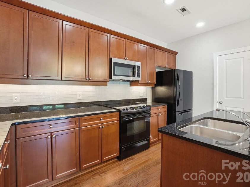 1829 Kenilworth Avenue, Charlotte, NC 28203.  MLS# CAR4371443, YatesRealty ID 29424. 
