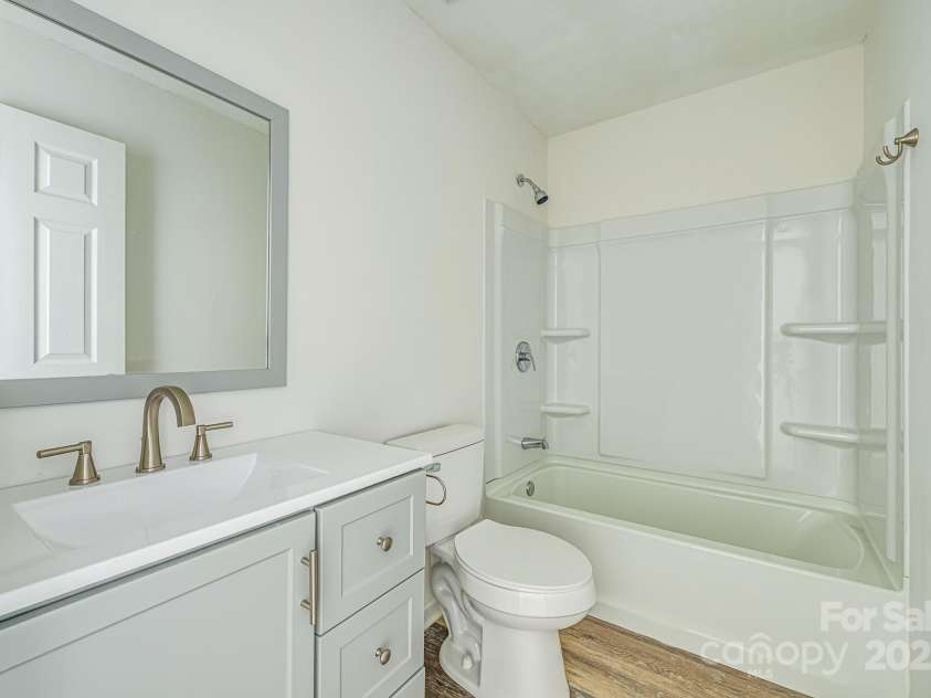 1209 Eagles Landing Drive, Charlotte, NC 28214.  MLS# CAR4282968, YatesRealty ID 29428. Bathroom #2
