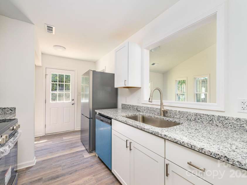 1209 Eagles Landing Drive, Charlotte, NC 28214.  MLS# CAR4282968, YatesRealty ID 29428. Kitchen