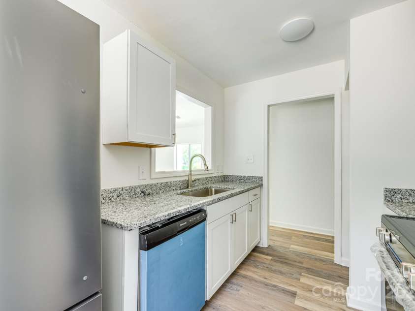 1209 Eagles Landing Drive, Charlotte, NC 28214.  MLS# CAR4282968, YatesRealty ID 29428. Kitchen