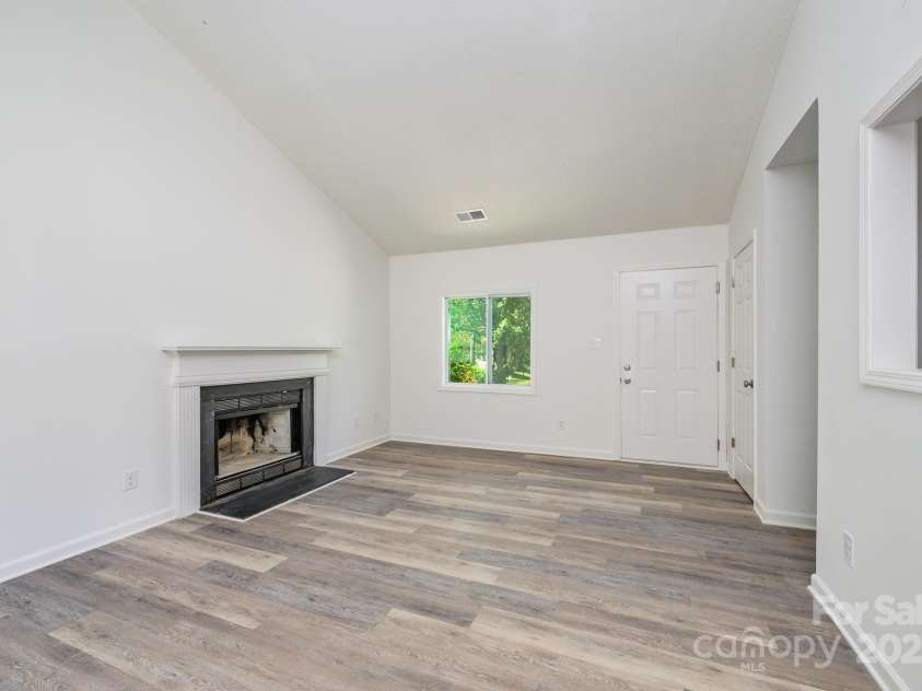1209 Eagles Landing Drive, Charlotte, NC 28214.  MLS# CAR4282968, YatesRealty ID 29428. Living room