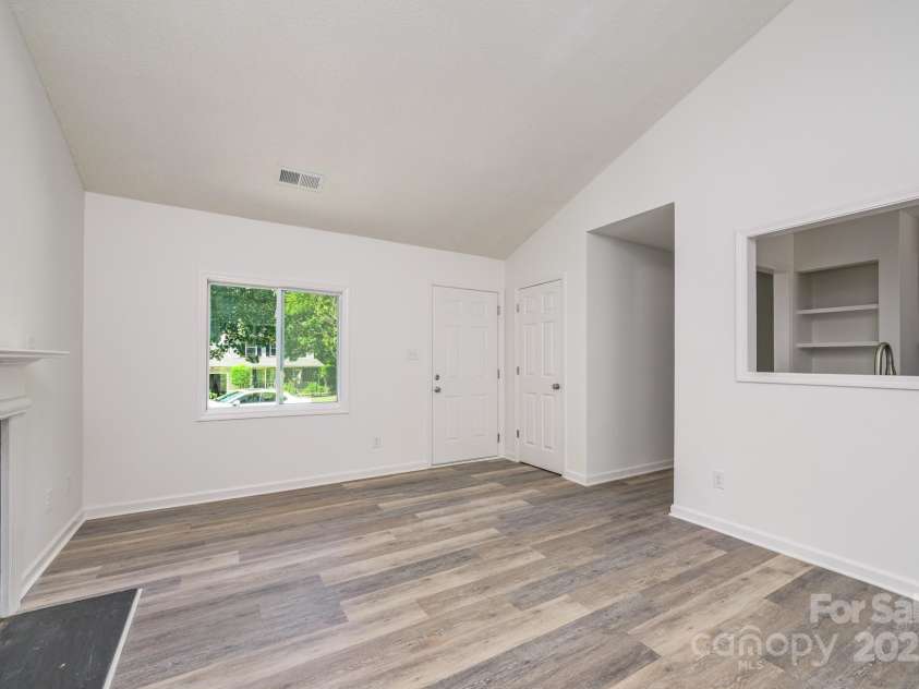 1209 Eagles Landing Drive, Charlotte, NC 28214.  MLS# CAR4282968, YatesRealty ID 29428. Living room