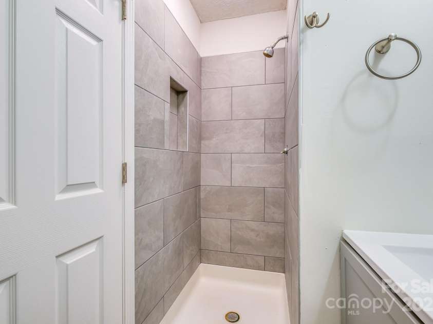 1209 Eagles Landing Drive, Charlotte, NC 28214.  MLS# CAR4282968, YatesRealty ID 29428. Primary shower