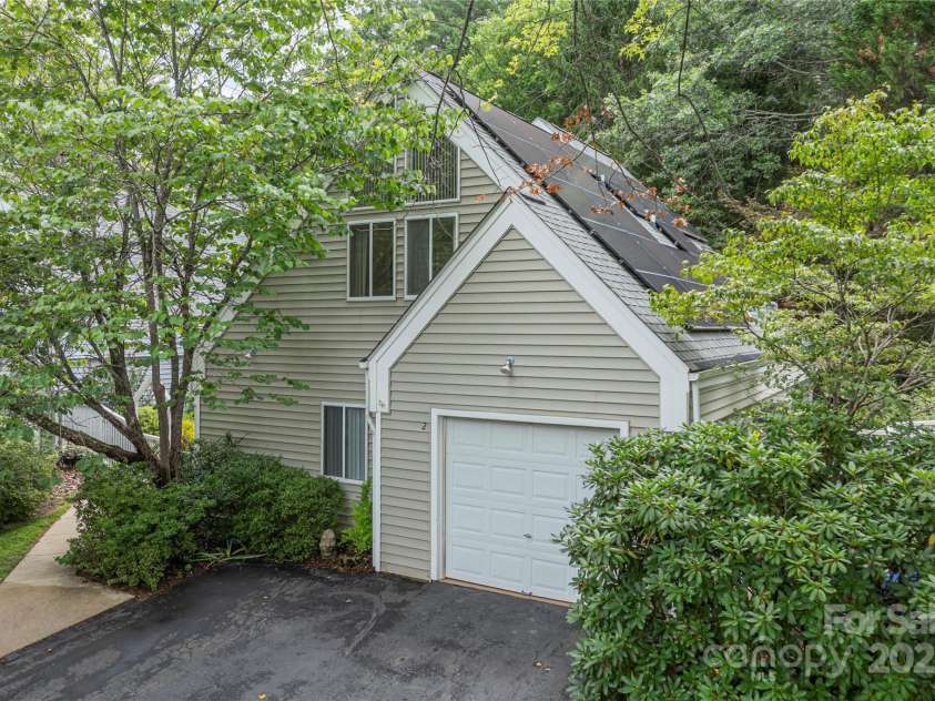 2 Stuart Circle, Asheville, NC 28804.  MLS# CAR4287508, YatesRealty ID 29431. 