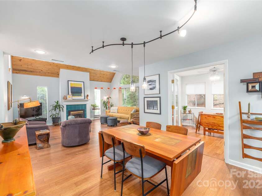 2 Stuart Circle, Asheville, NC 28804.  MLS# CAR4287508, YatesRealty ID 29431. 