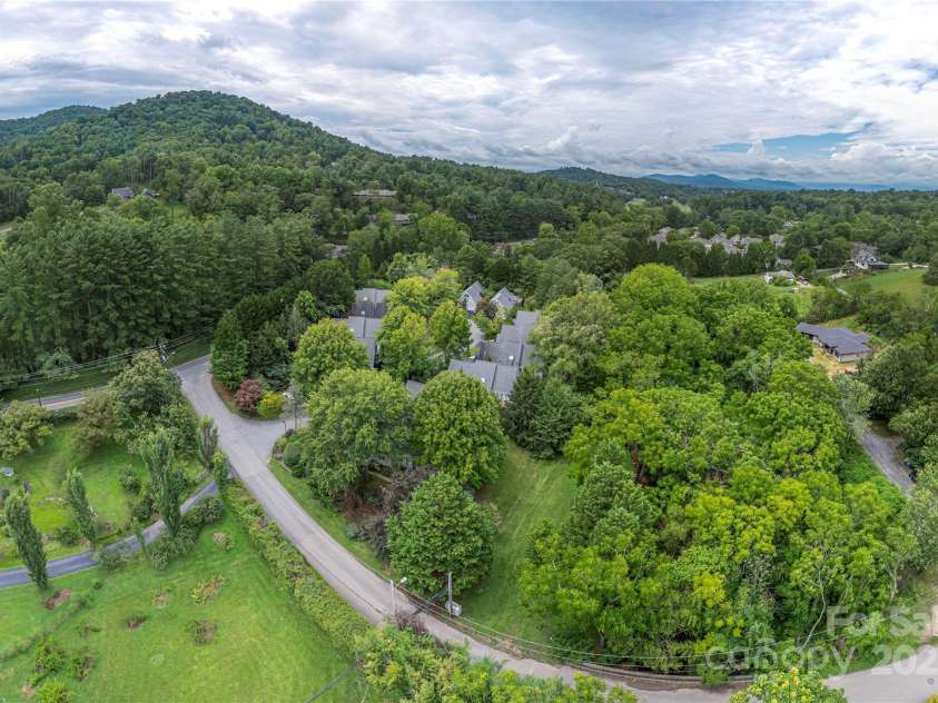 2 Stuart Circle, Asheville, NC 28804.  MLS# CAR4287508, YatesRealty ID 29431. 