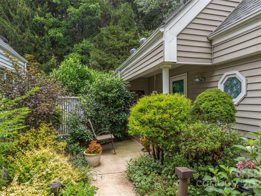 2 Stuart Circle, Asheville, NC 28804.  MLS# CAR4287508, YatesRealty ID 29431. 
