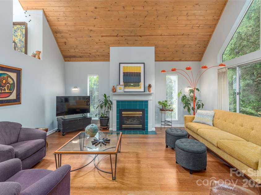 2 Stuart Circle, Asheville, NC 28804.  MLS# CAR4287508, YatesRealty ID 29431. 