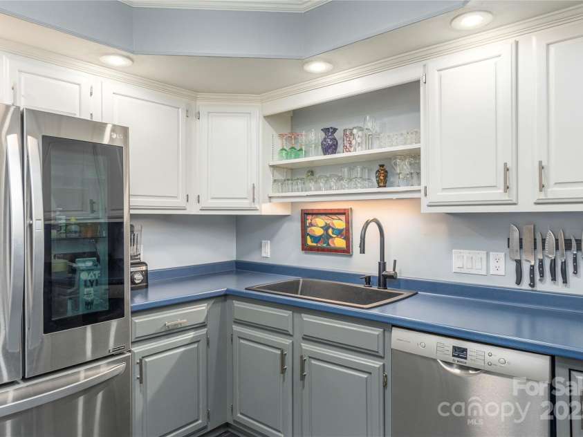 2 Stuart Circle, Asheville, NC 28804.  MLS# CAR4287508, YatesRealty ID 29431. 