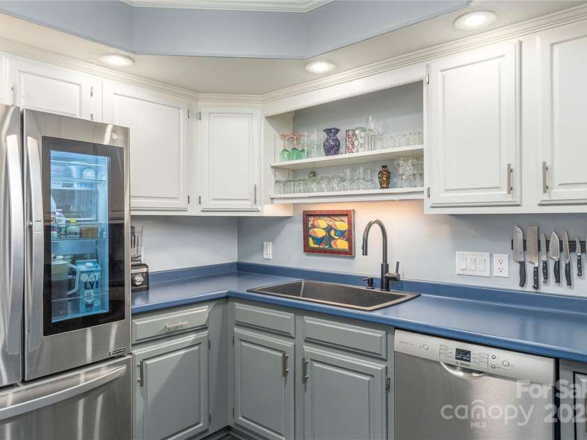 2 Stuart Circle, Asheville, NC 28804.  MLS# CAR4287508, YatesRealty ID 29431. 