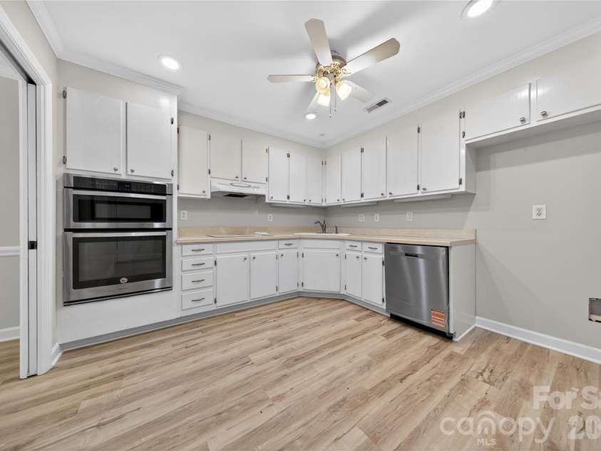 2405 Quail Lake Drive, Charlotte, NC 28210.  MLS# CAR4385863, YatesRealty ID 29432. 