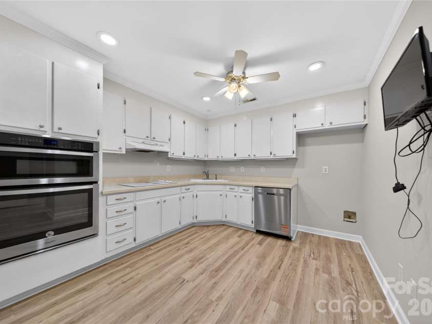 2405 Quail Lake Drive, Charlotte, NC 28210.  MLS# CAR4385863, YatesRealty ID 29432. 