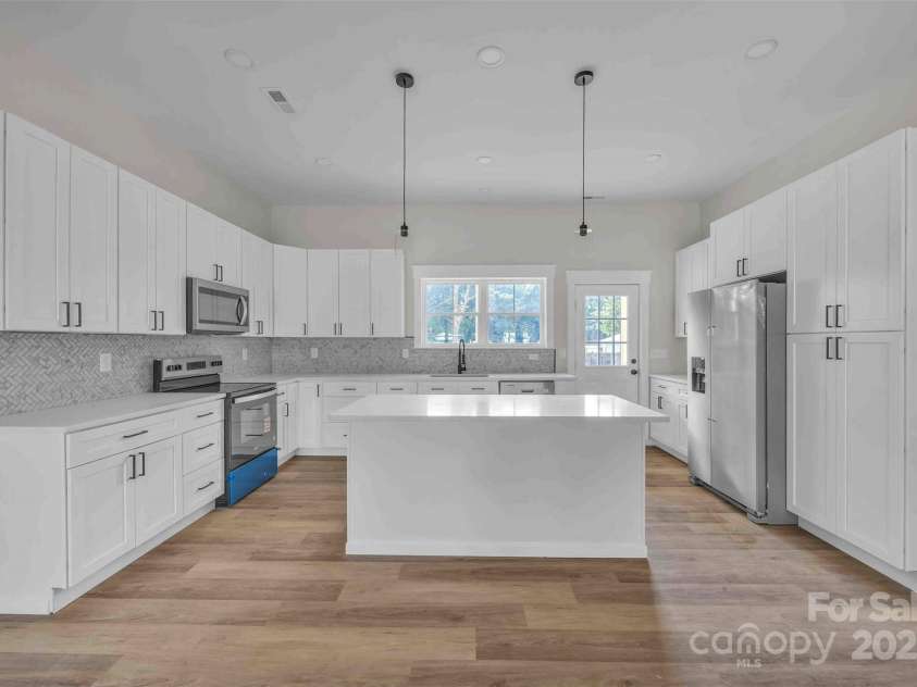 2325 32nd Street, Hickory, NC 28601.  MLS# CAR4279537, YatesRealty ID 29433. 