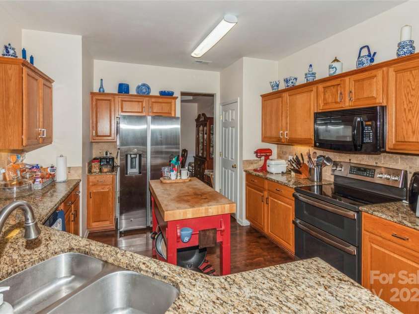 18302 Victoria Bay Drive, Cornelius, NC 28031.  MLS# CAR4280900, YatesRealty ID 29435. 