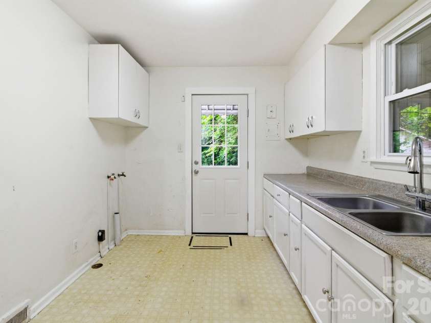 1909 Camp Greene Street, Charlotte, NC 28208.  MLS# CAR4391287, YatesRealty ID 29439. 
