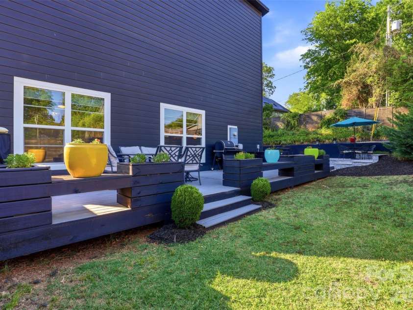 715 28th Street, Charlotte, NC 28205.  MLS# CAR4383784, YatesRealty ID 29441. Side yard with deck