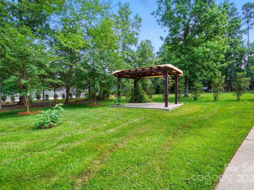 201 Limerick Drive, Matthews, NC 28104.  MLS# CAR4263987, YatesRealty ID 29442. 