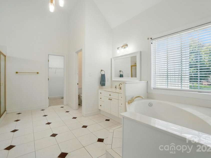 201 Limerick Drive, Matthews, NC 28104.  MLS# CAR4263987, YatesRealty ID 29442. 