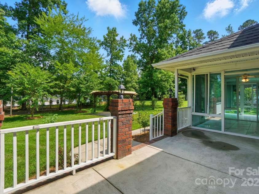 201 Limerick Drive, Matthews, NC 28104.  MLS# CAR4263987, YatesRealty ID 29442. 