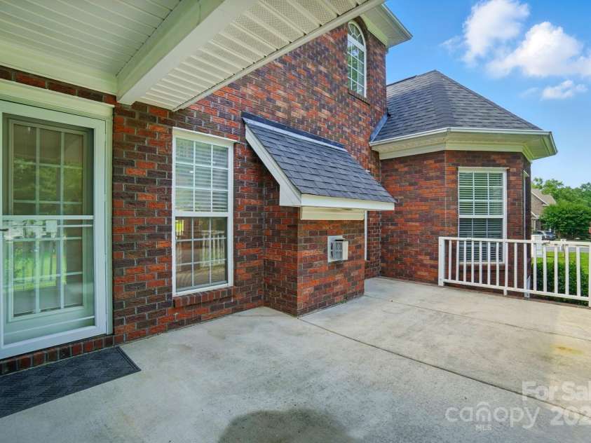 201 Limerick Drive, Matthews, NC 28104.  MLS# CAR4263987, YatesRealty ID 29442. 