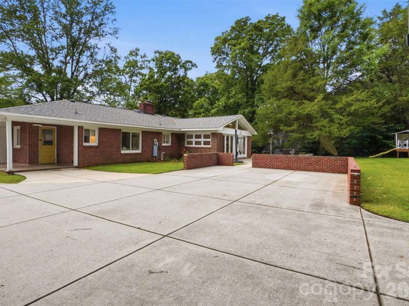 615 Rutledge Avenue, Rock Hill, SC 29732.  MLS# CAR4388294, YatesRealty ID 29444. Private Back yard with plenty of parking!