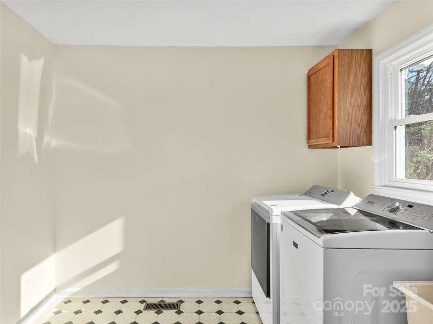 950 Blanton Street, Columbus, NC 28722.  MLS# CAR4210488, YatesRealty ID 29444. Laundry on main