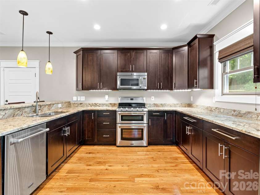 71 Mclain Street, Asheville, NC 28803.  MLS# CAR4388314, YatesRealty ID 29445. Double oven