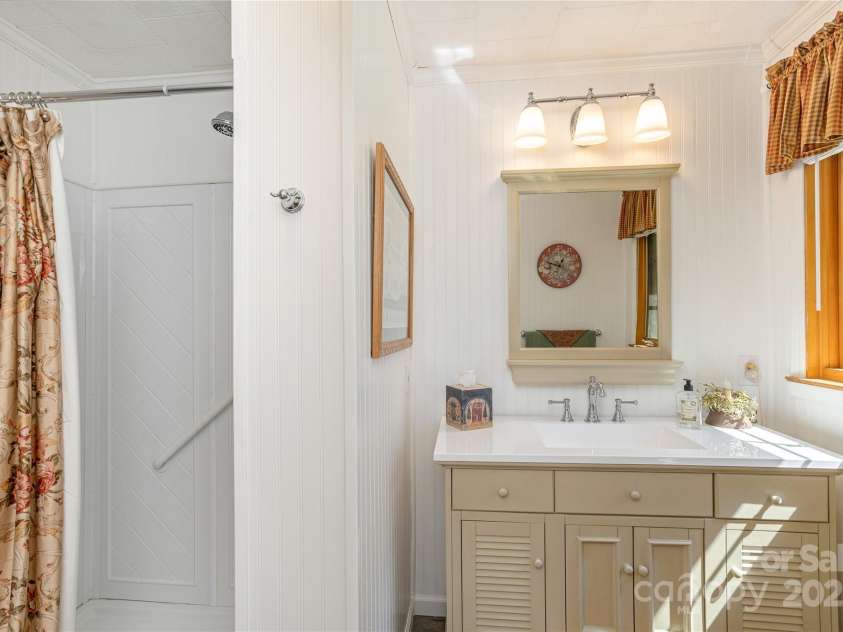 350 Winding Way Lane, Hendersonville, NC 28792.  MLS# CAR4285964, YatesRealty ID 29446. 