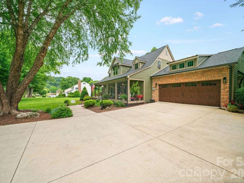 98 Garden Lane, Canton, NC 28716.  MLS# CAR4389362, YatesRealty ID 29448. 