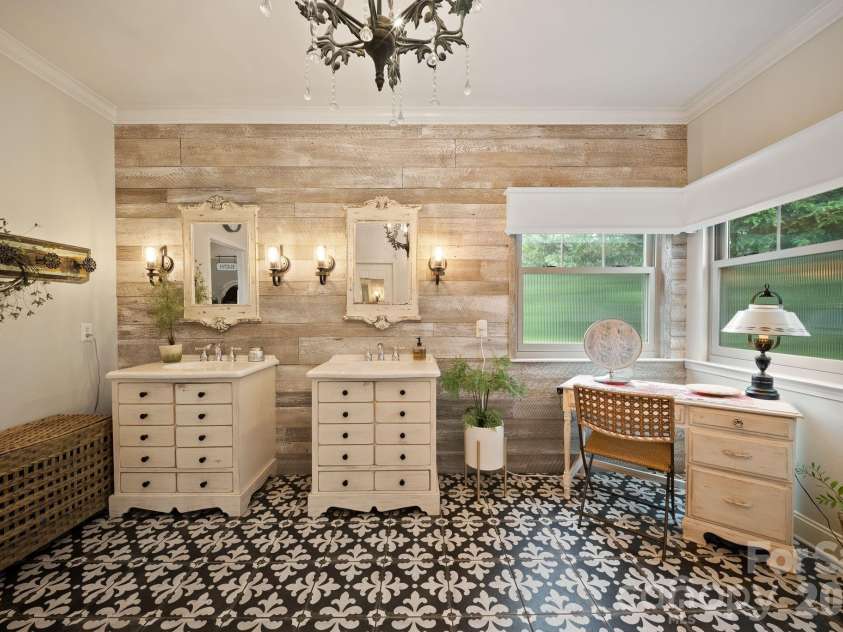 98 Garden Lane, Canton, NC 28716.  MLS# CAR4389362, YatesRealty ID 29448. 