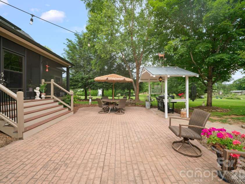 98 Garden Lane, Canton, NC 28716.  MLS# CAR4389362, YatesRealty ID 29448. 