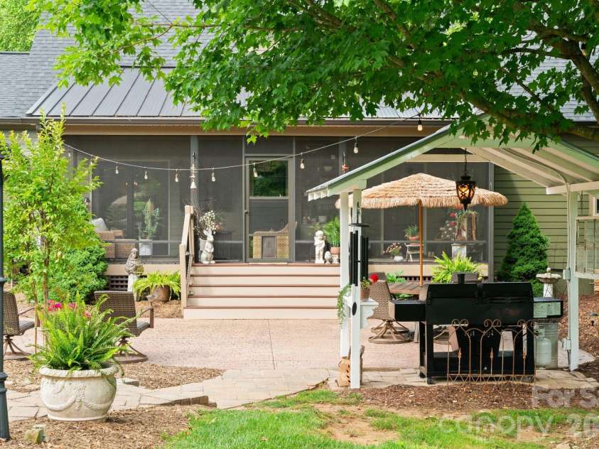98 Garden Lane, Canton, NC 28716.  MLS# CAR4389362, YatesRealty ID 29448. 