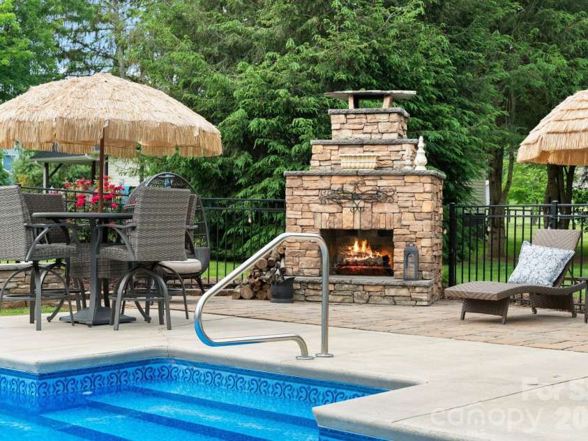 98 Garden Lane, Canton, NC 28716.  MLS# CAR4389362, YatesRealty ID 29448. 
