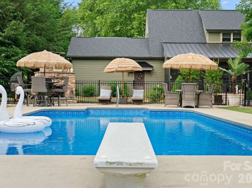 98 Garden Lane, Canton, NC 28716.  MLS# CAR4389362, YatesRealty ID 29448. 