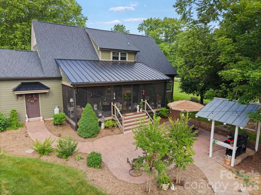 98 Garden Lane, Canton, NC 28716.  MLS# CAR4389362, YatesRealty ID 29448. 