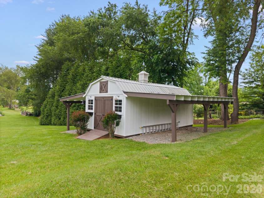 98 Garden Lane, Canton, NC 28716.  MLS# CAR4389362, YatesRealty ID 29448. 