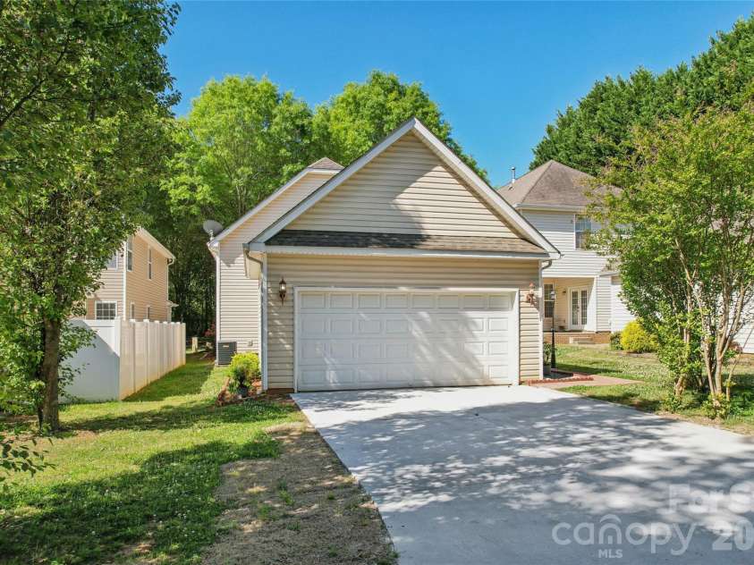12807 Windy Lea Lane, Huntersville, NC 28078.  MLS# CAR4372915, YatesRealty ID 2945. 2-car Garage with large driveway for more parking spaces