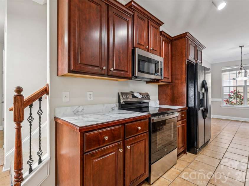 12807 Windy Lea Lane, Huntersville, NC 28078.  MLS# CAR4372915, YatesRealty ID 2945. Kitchen with new stove