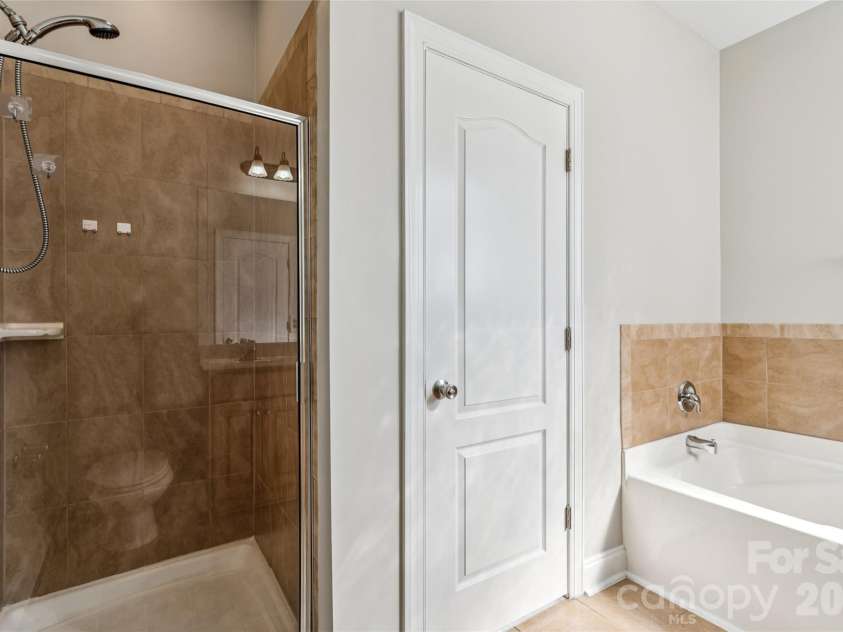 12807 Windy Lea Lane, Huntersville, NC 28078.  MLS# CAR4372915, YatesRealty ID 2945. Primary Bathroom