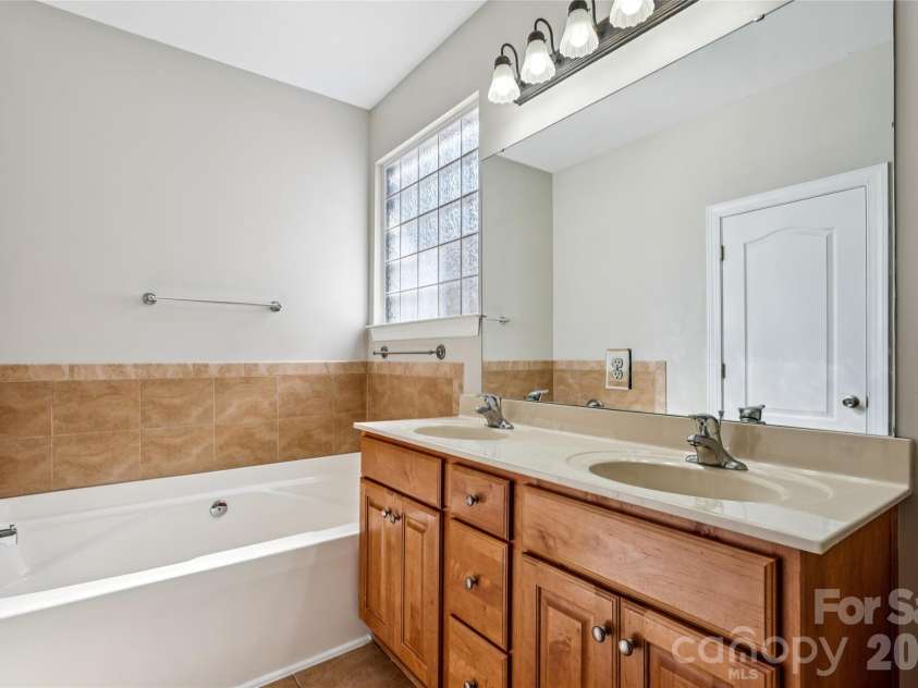 12807 Windy Lea Lane, Huntersville, NC 28078.  MLS# CAR4372915, YatesRealty ID 2945. Primary Bathroom