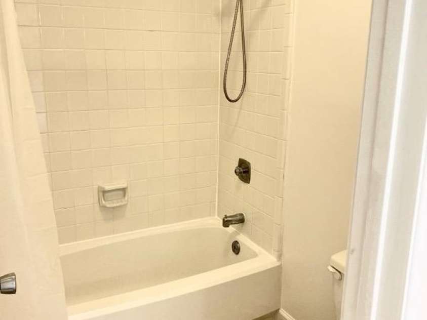 6130 Heathstone Lane, Charlotte, NC 28210.  MLS# CAR4308306, YatesRealty ID 2945. FULL BATH