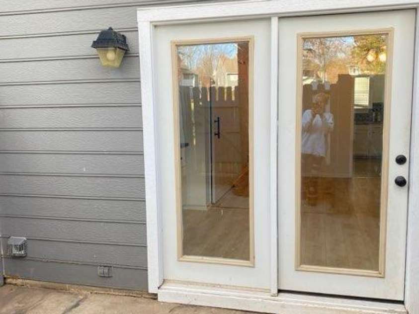 6130 Heathstone Lane, Charlotte, NC 28210.  MLS# CAR4326892, YatesRealty ID 2945. FRENCH DOORS TO HUGE PATIO 