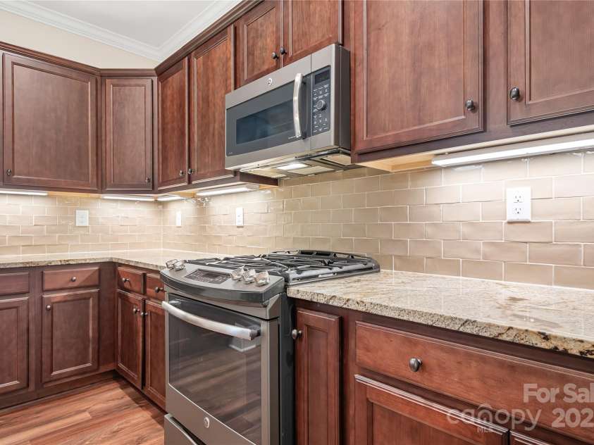 204 Flat Rock Drive, Denver, NC 28037.  MLS# CAR4283845, YatesRealty ID 29450. Gas Range, Microwave, Granite C'tops & Under-Cabinet Lighting