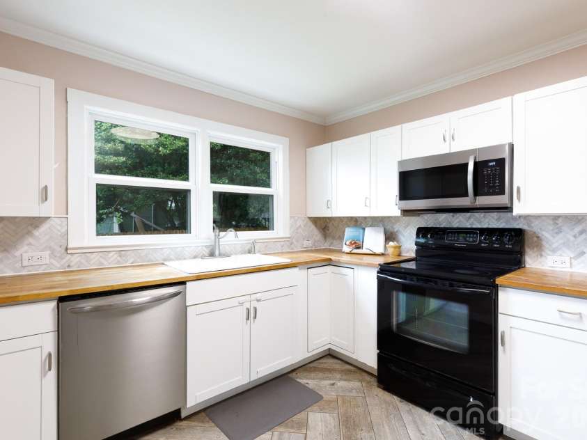 812 Patton Street, Rock Hill, SC 29730.  MLS# CAR4388049, YatesRealty ID 29451. Kitchen