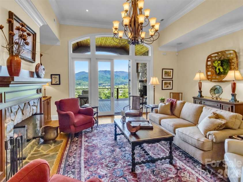 149 Cardinal Lane, Waynesville, NC 28786.  MLS# CAR4379628, YatesRealty ID 29452. Spacious Great Room