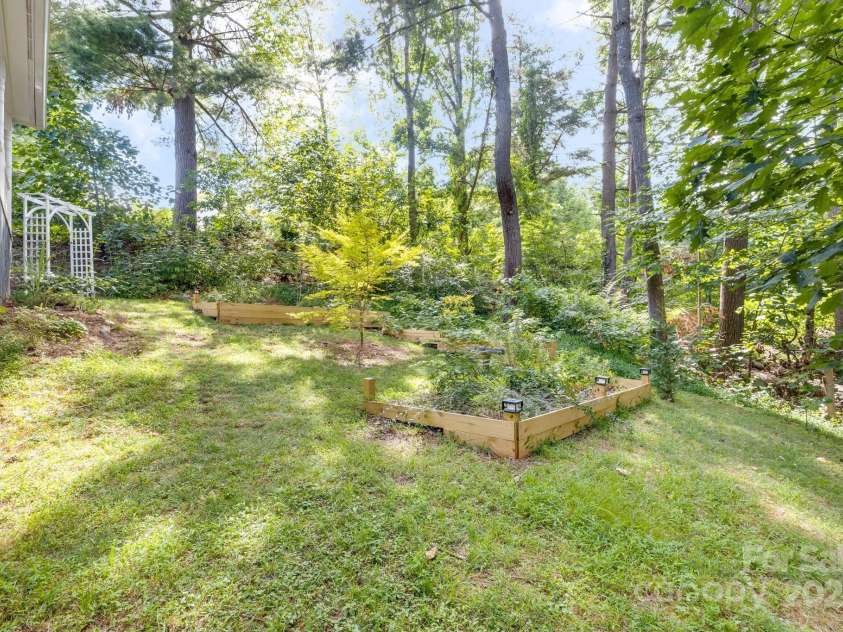 127 Forest Lake Drive, Asheville, NC 28803.  MLS# CAR4286269, YatesRealty ID 29453. 
