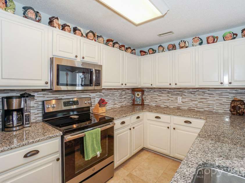 1238 Torrence Circle, Davidson, NC 28036.  MLS# CAR4287722, YatesRealty ID 29454. 